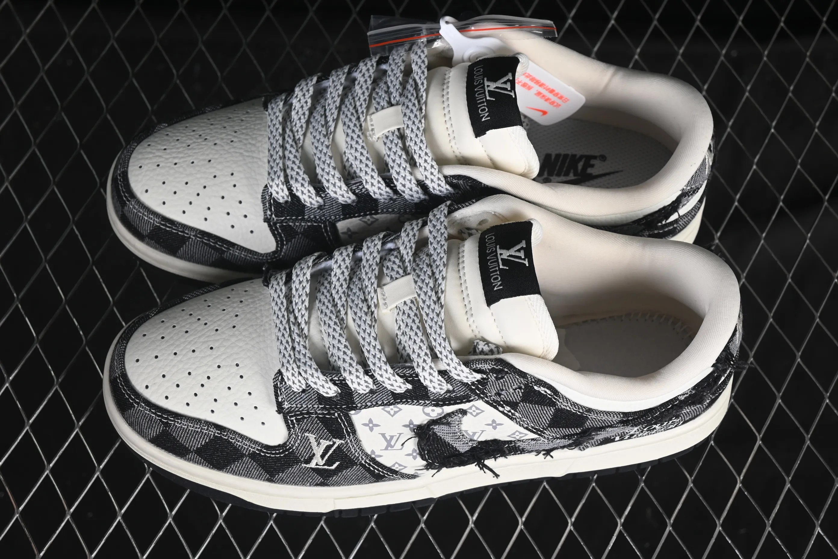 All categories Nk SB Dunk Series Nk SB Dunk Low High-end customized low-top sneakers Nike SB Dunk Low White and black plaid denim Anniversary high-end customized low-top casual sneakers YF9511-901